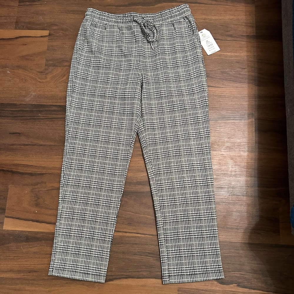 Chic Black and White Houndstooth Pants